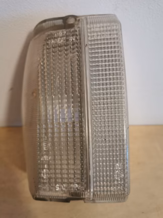 Cabochon avant droit <br> Peugeot 604
